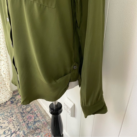 Elizabeth And James Army Green 100% Silk Button Down Blouse Size M Collarless - Picture 5 of 14